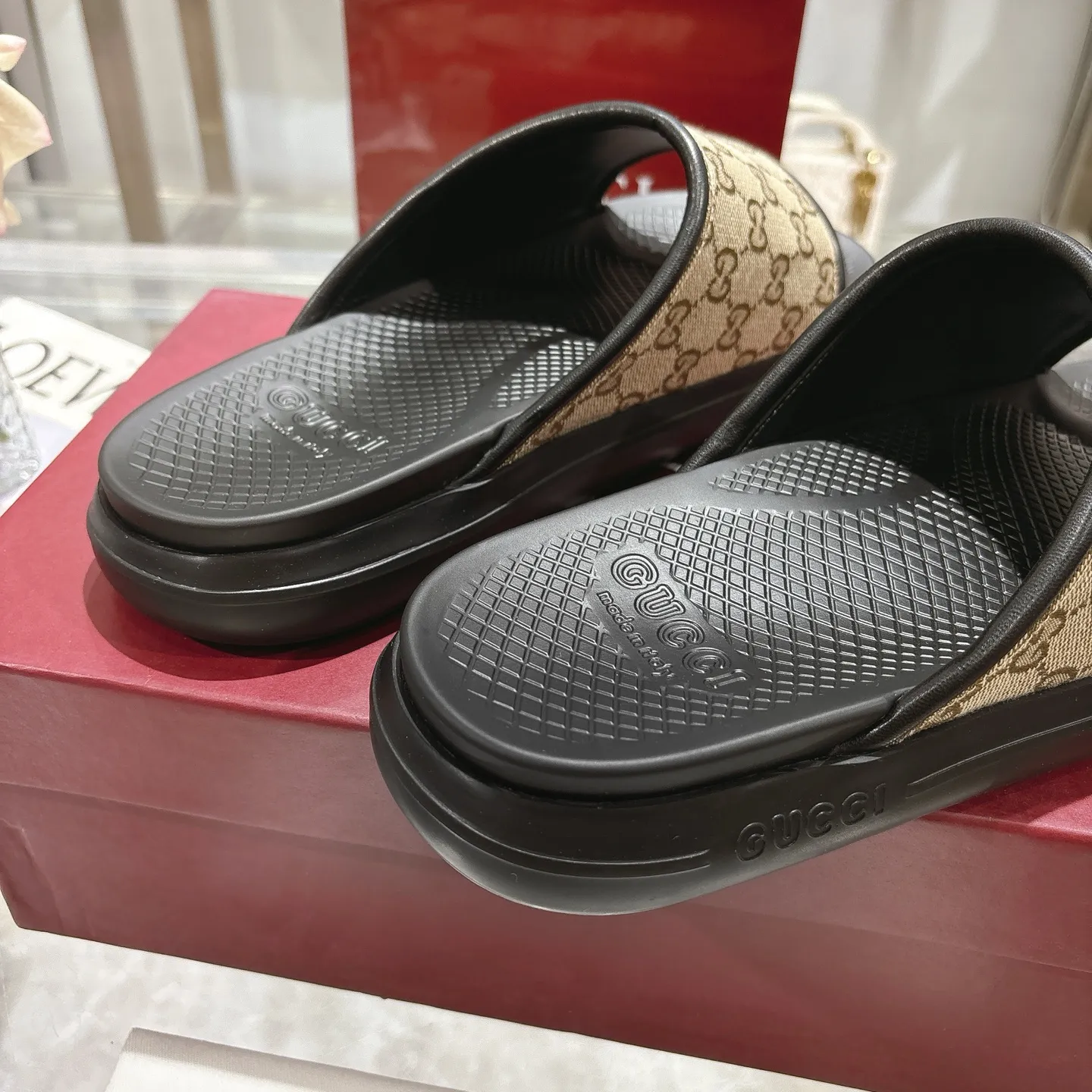 p400🐮🐮New summer men's slip-on slippers. Inspired by the summer spirit and beach clubs of the Italian coast, this piece is part of Gucci Lido. The Pre-Fall collection reinterprets the brand's signature elements and sophisticated patterns in a contemporary way. Made from black rubber, these flat sandals feature a slip-on design that reinterprets the brand's distinctive green and red web design. GG Classic Upper Men's Molded Rubber Footbed Gucci Logo Flat Made in Italy Size: Men's 40 to 47,
